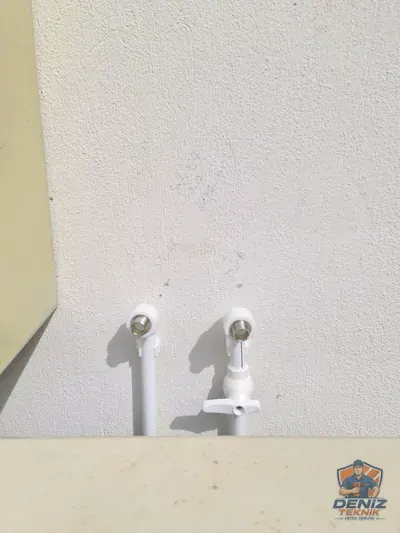 Ani su ısıtıcı montajı öncesi duvarda su çıkışları