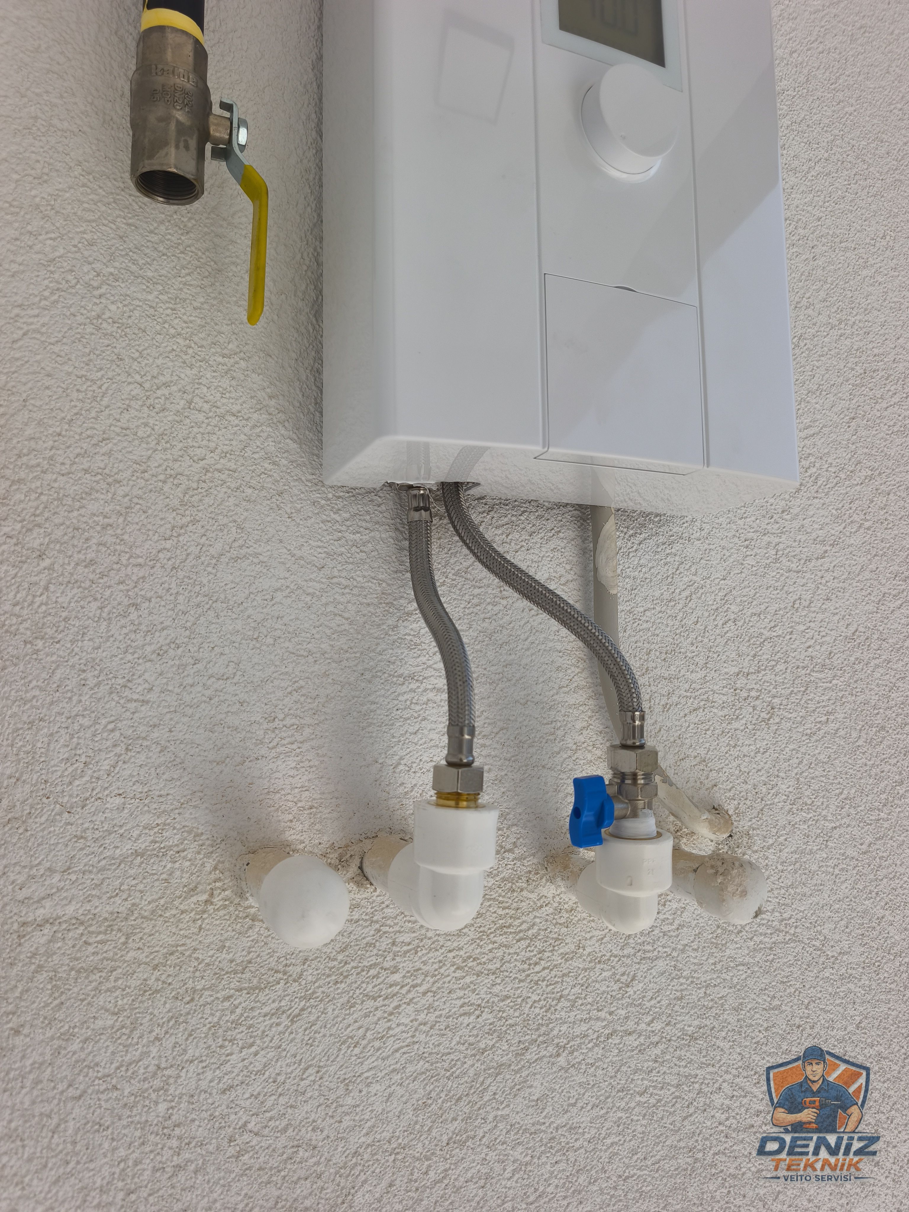 Ani su ısıtıcı montajında kombi tesisatı su bağlantıları ve yanındaki gaz vanası detayı