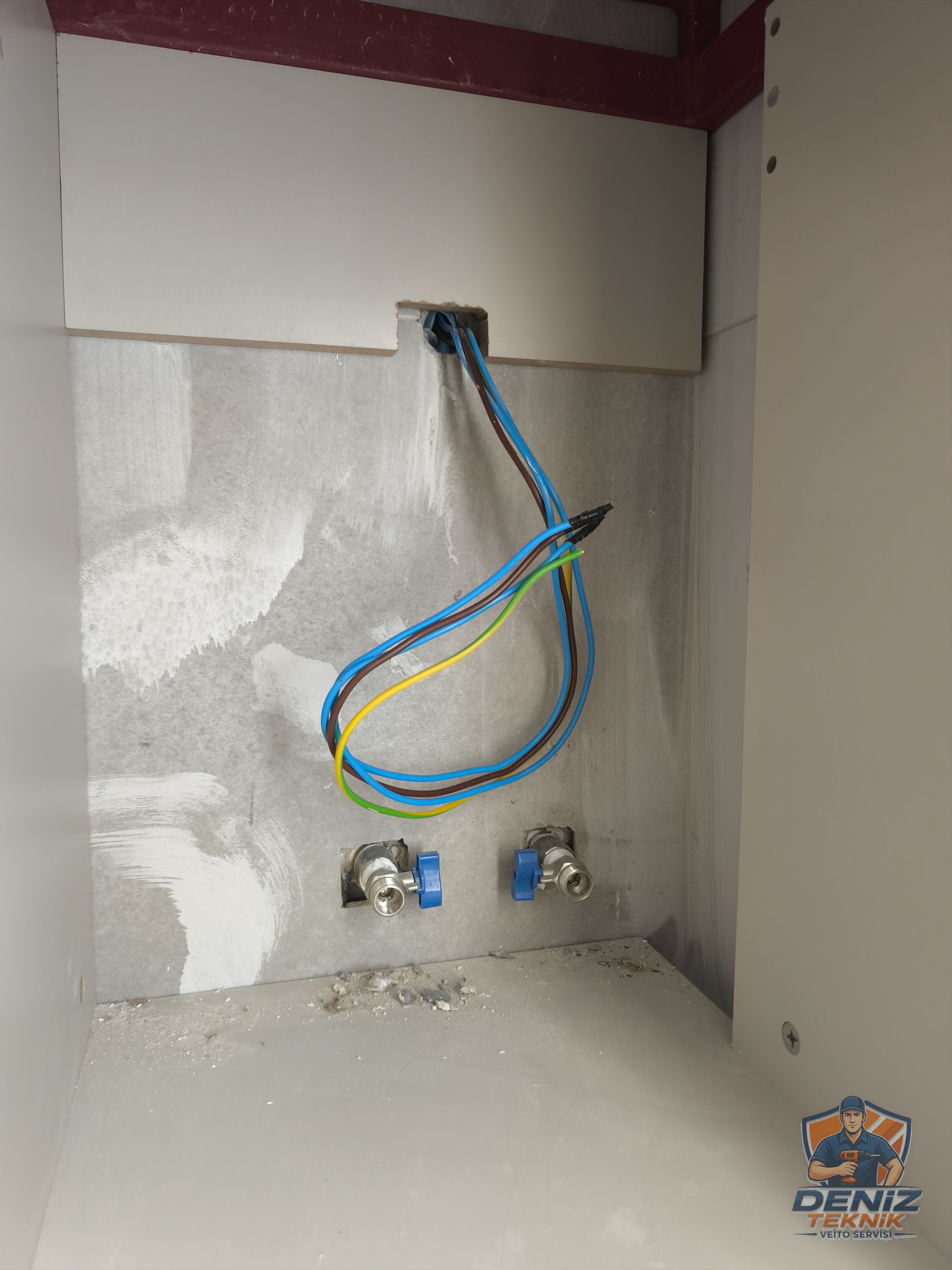 Veito Blue-S ani su ısıtıcı lavabo altı dolapta elektrik kablosu ve vana bağlantı hazırlığı