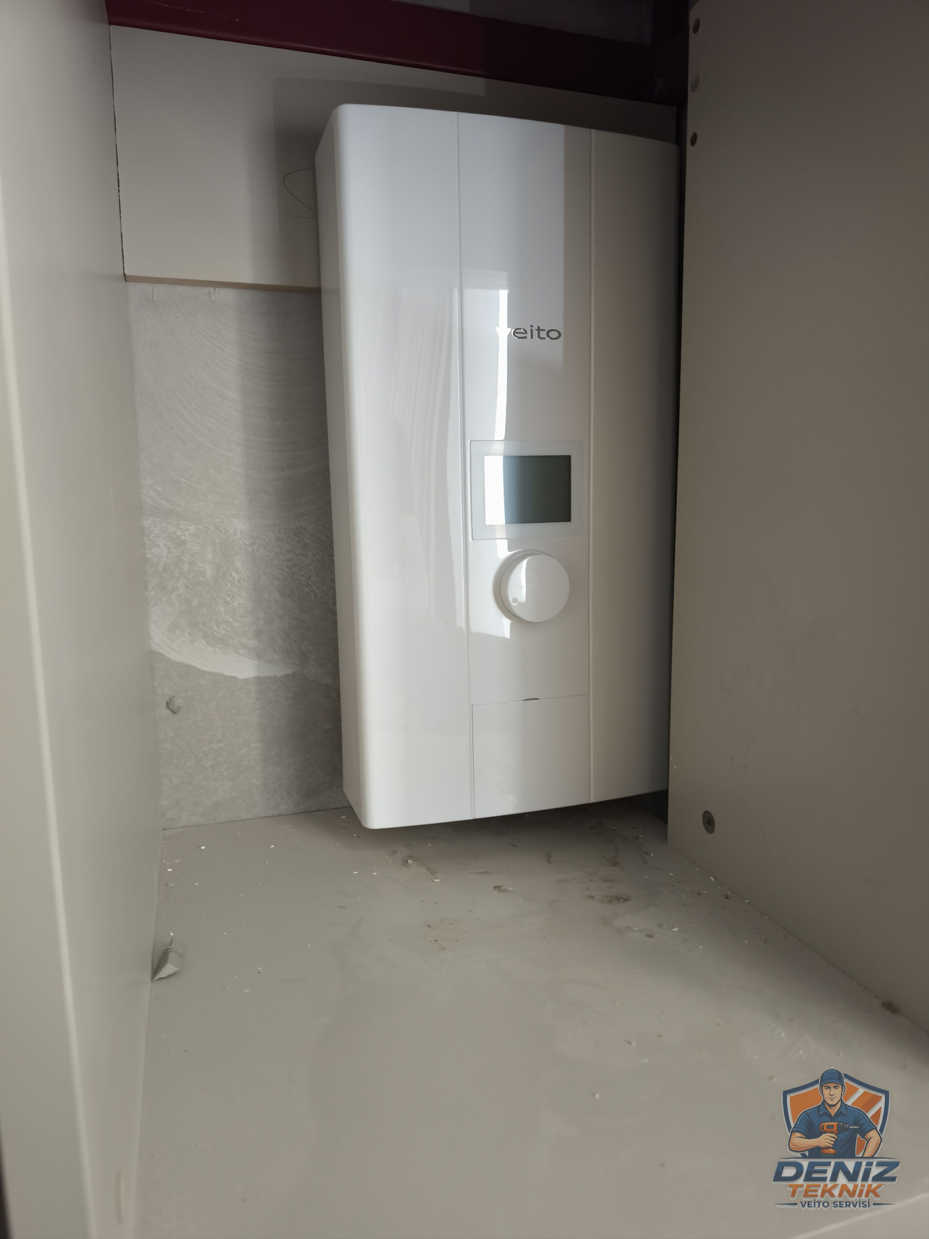 Veito Blue-S ani su ısıtıcı lavabo altı dolap içine monte edilmiş, ekranı görünen hali