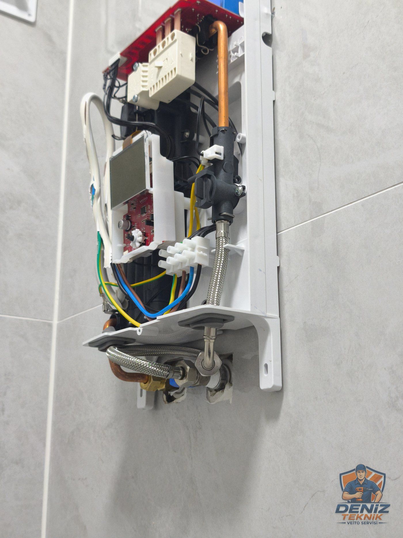 Veito Blue-S kapağı açık: örgülü flex hortum, bakır boru ve klemens bağlantısı