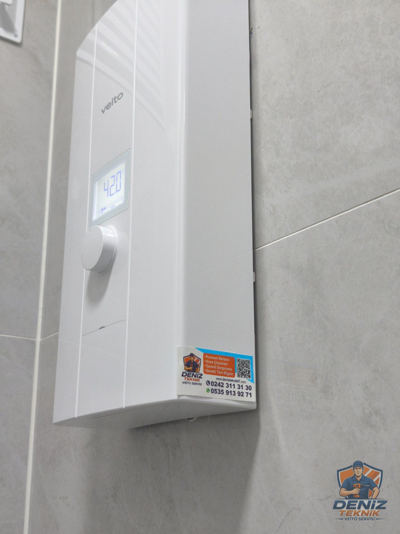 Veito Blue-S ekranı 42 °C gösteriyor, Deniz Teknik destek etiketi yapıştırılmış
