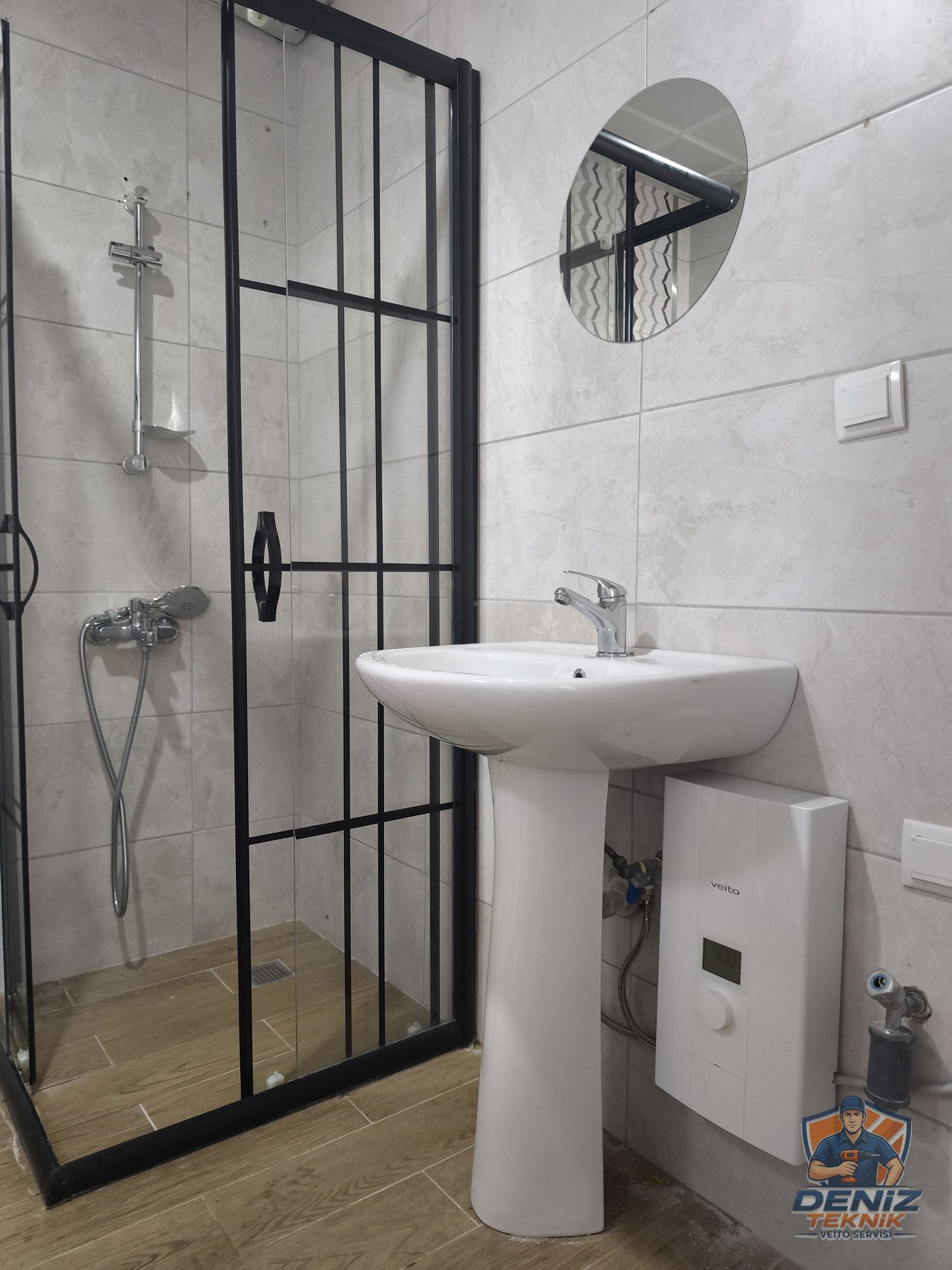 Veito Blue-S ani su ısıtıcı ayaklı lavabonun yanına, lavabo altı vanasından flex hortumla bağlanmış