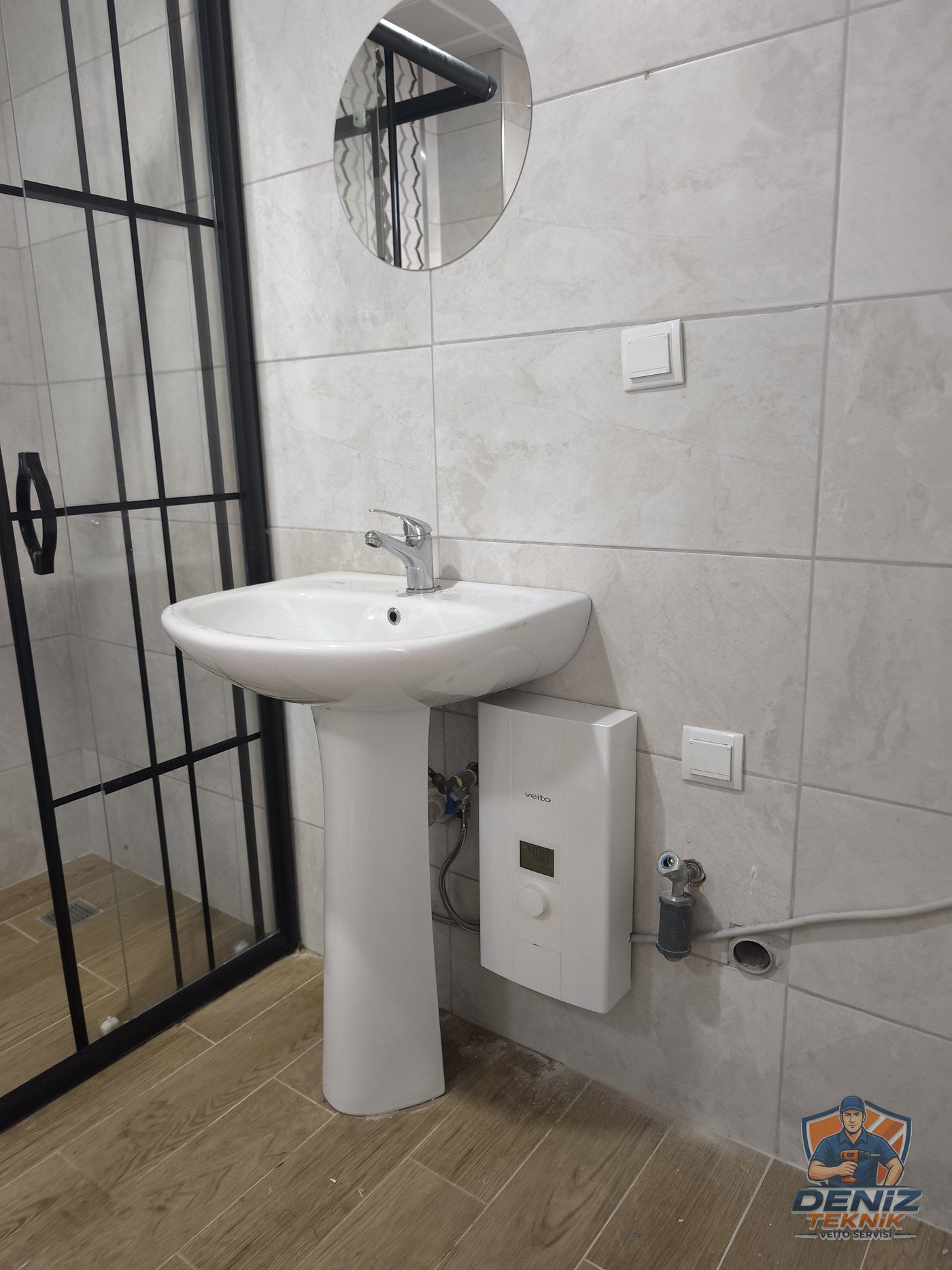 Veito Blue-S ayaklı lavabonun dibinde, su bağlantısı lavabo altı ara musluğundan
