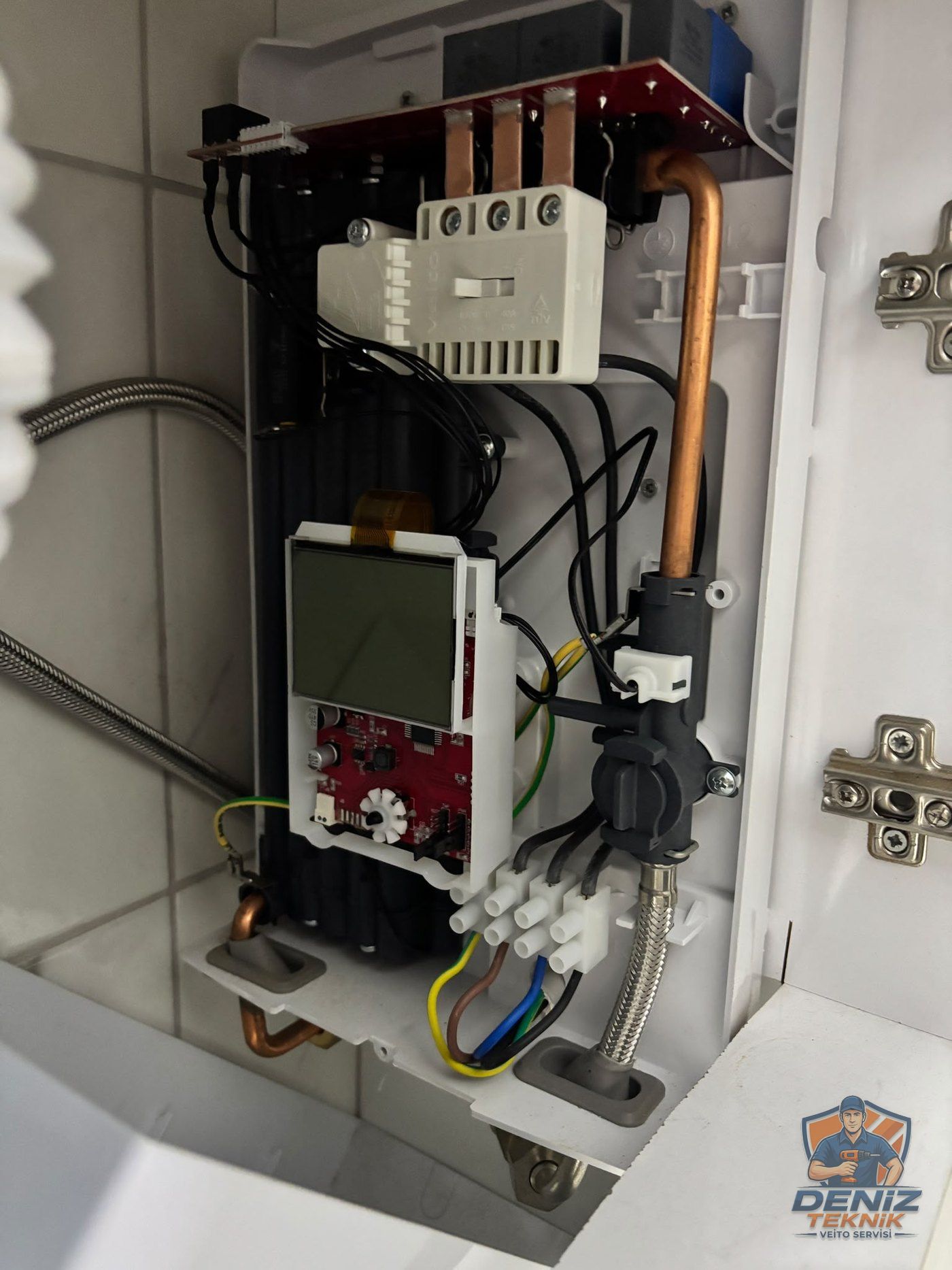 Veito Blue-S lavabo altı dolabın içinde, kapağı açık: flex hortum, bakır boru ve elektrik klemensi