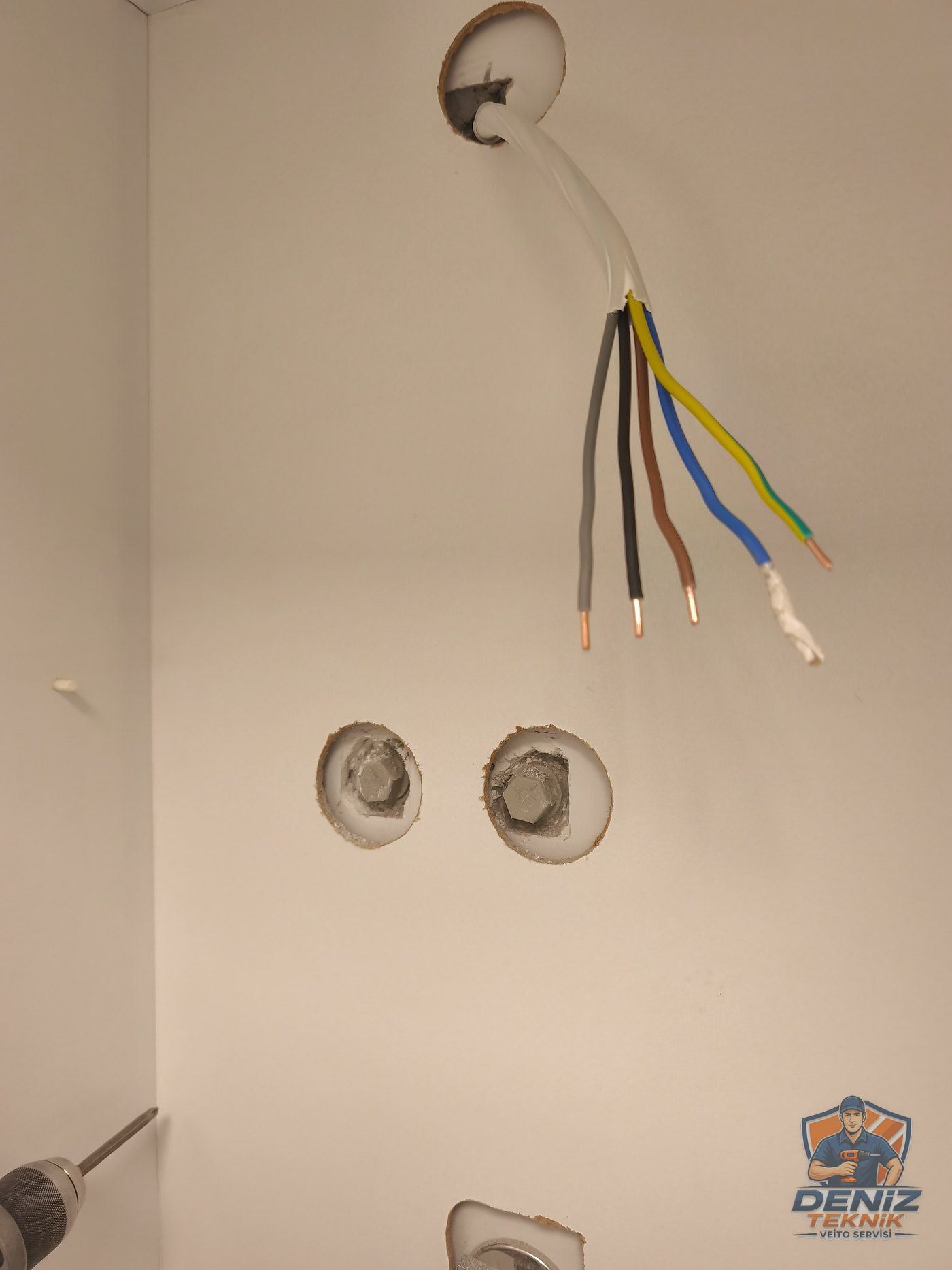 Dolap içinde kör tapayla kapatılmış iki su ucu ve hazır çekilmiş beş damarlı elektrik kablosu