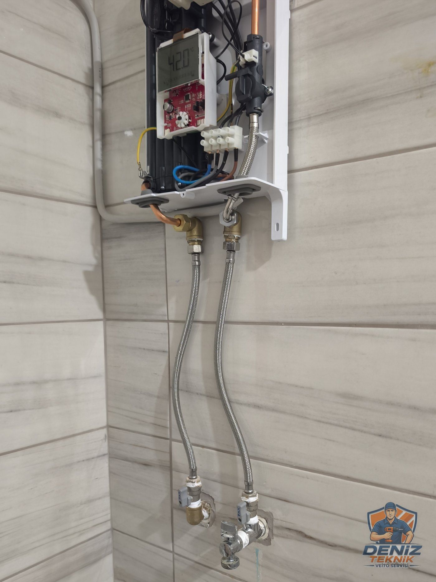 Veito Blue-S kapağı açık, çamaşır makinesi musluğundan ek alınan vanalı flex hortumlarla bağlanmış