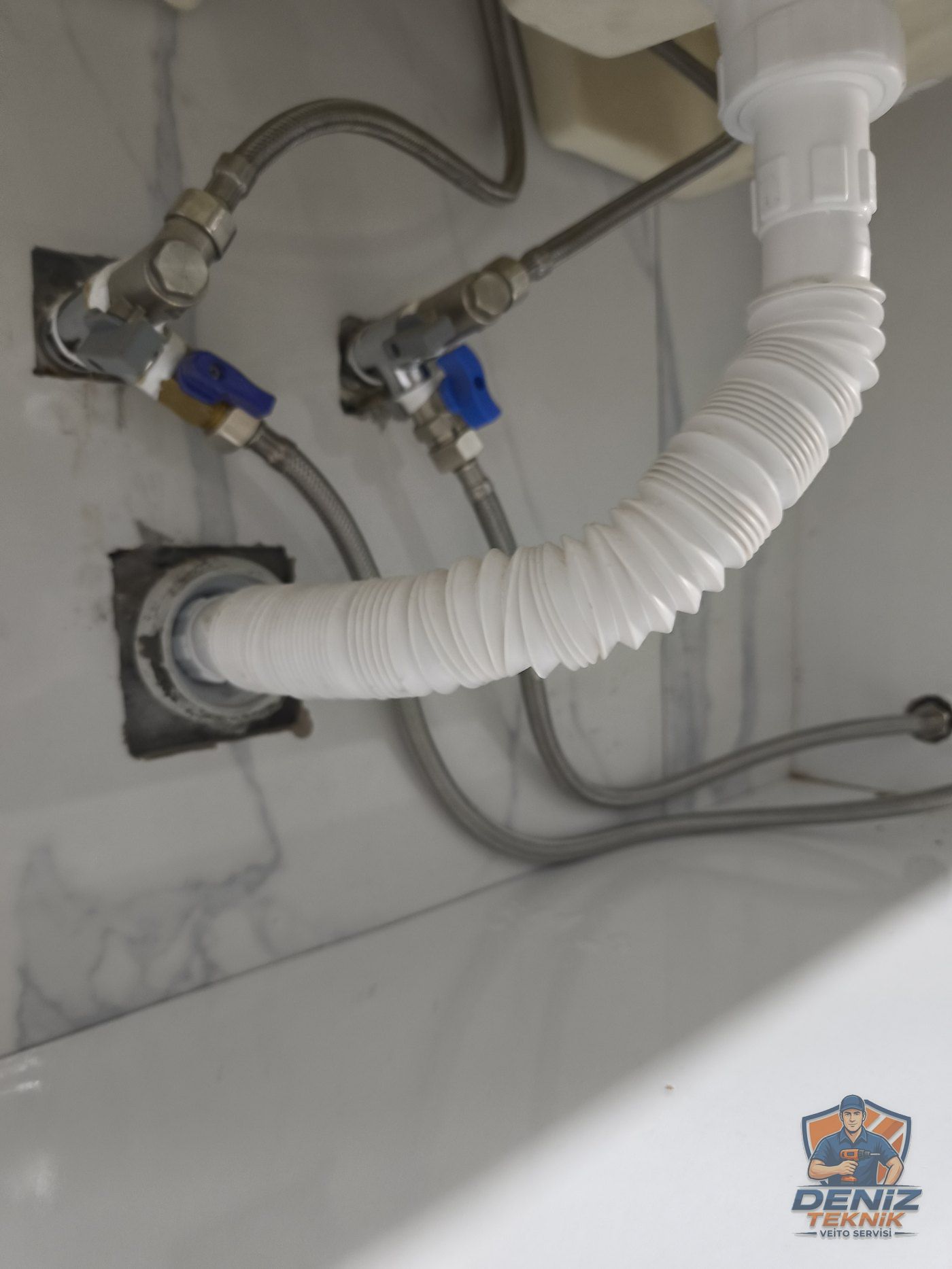 Lavabo altı vanalarına T parça ile ani su ısıtıcı için ayrı vanalı çıkış alınmış